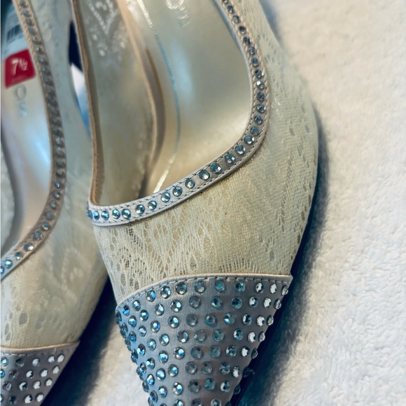 Brand New Stylish Heels By CAPARROS - Size 7.5 - Heel Height 2.5 Inches - box 6 - Picture 4 of 5